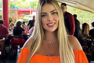 'Heetste advocate ter wereld' verbluft fans met schaars geklede shoot bij waterval (foto's)
