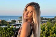 Daar is ze weer, Temptation Megan laat monden weer openvallen in bikini na borstvergroting (foto's)