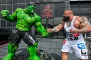 'Meest monsterlijke bodybuilder ter wereld' eet 7 waanzinnige maaltijden per dag: "Ik wilde Rambo zijn!"