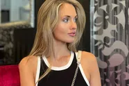 Vlaams 'pikant' model Katy strooit genereus in het rond met gepeperde kiekjes