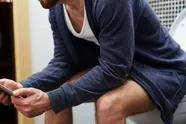 TikTok-dokter en Vlaamse professor kibbelen: Is scrollen op het toilet echt zo gevaarlijk?