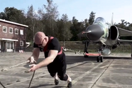 Sterkste man van Nederland trekt een gevechtsvliegtuig van 12.000 kilo