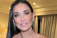 Demi Moore rijdt rond op tram 6, maar deze bikinifoto zou je doen gaan twijfelen