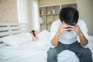 "Ik vind mezelf lelijk, maar m'n knappe lief verwent me in bed. Ik vrees dat ze alleen uit is op m'n geld"