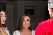 Pizzabezorger beleeft dag van z'n leven wanneer twee schaars geklede dames de deur openen (foto's)