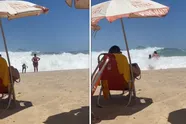 Lig je lekker op het strand van Rio te zonnen... Komt die golf!