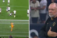 Coach krijgt bijna hartaanval wanneer doelman vrije trap bewust binnen laat. Maar wacht...