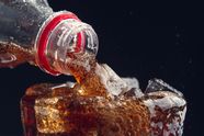Dit zijn de niet ongevaarlijke bijwerkingen van het mixen van alcohol met Coca Cola