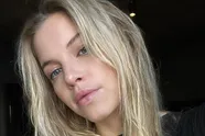 De week kan nu al niet meer stuk: Bab Buelens poseert in knalrode lingerie! (foto's)