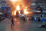 Verschrikkelijk ongeluk in aluminiumfabriek creëert een ‘poort naar de hel’ (video)