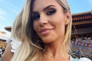 Duits model Fleur Conradi viert een vroege kerst als kerstvrouw in zeer pikante outfit