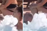 Deze dame geniet misschien net iets té hard van de bubbels in de jacuzzi