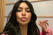 Kim Kardashian wordt een 'godin' genoemd nadat ze gepeperde selfie deelt