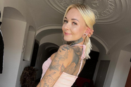 Pikant tattoo-model Kristy deelt enkele gepeperde kiekjes die je ferm doen zweten