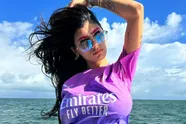 Mia Khalifa maakt reclame voor haar pikante jaarkalender met heerlijke toploze foto