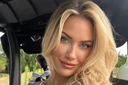 Golf-babe Paige Spiranac zet haar enorme 'kerstballen' in de kijker in een pikant kerstpakje (foto's)