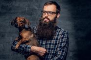 Onderzoek toont aan: de baard van een man is smeriger dan een hondenvacht