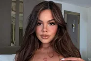 Influencer eist grotere vliegtuigstoelen omdat haar billenwerk te dik is: "Je hebt vooral grotere hersenen nodig!"