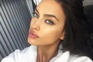 Supermodel Irina Shayk haar meloentjes springen bijna uit veel te kleine bikini (foto's)