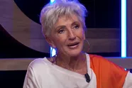 Familie-actrice Martine Jonckheere duikt in haar geboortekostuum de sneeuw in: "Geniet van elk moment!" (foto's)