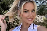 Golfbabe Paige Spiranac duikt in haar geboortekostuum in bad en vraagt haar fans naar hun ballen (foto's)
