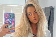 Karina, bekend van haar virale 'scheetfilmpjes', showt haar rondingen in bikini (foto's)
