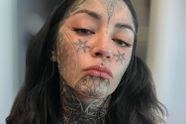 Tattoo-model Julia wordt soms een 'monster' genoemd, maar slaat terug met megapikante foto's