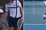 Tennis of circus? Tennisser eet chips en maakt tegenstander belachelijk met bizar punt