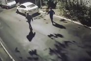 Braziliaanse carjackers kiezen auto uit waar twee mensen net kindjes aan het maken zijn (video)