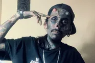 Body modification-fanaat toont hoe hij eruitzag zonder 'verbouwingen': "Van mens naar monster!"