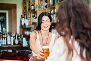 In dit Vlaamse café gaan de serveuses toploos: "Je mag een toefje slagroom van hun b*rsten likken"