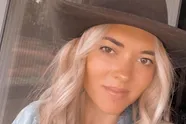Bikini-cowgirl Storm Hogan verovert als een wervelstorm de sociale media en da's geen verrassing (foto's)