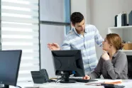 "Tijdens de lunch legde mijn collega zijn worst op mijn bureau en vroeg of ik hem tussen een broodje wilde"