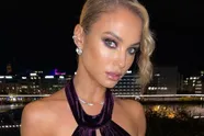 Rose Bertram zit onder een palmboom en laat ons meegenieten van haar kokosnoten (foto's)