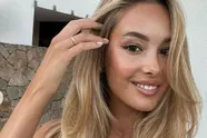 'Knapste WAG ter wereld' en haar vriendin proberen al wat zwemkledij uit voor de zomer (foto's)