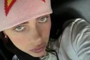Billie Eilish onthult de pikante dingen die ze doet voor de spiegel en waar ze haar tong het liefst steekt