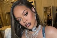 Rihanna poseert in lingerie die ze zelf ontworpen heeft en de stoom komt van de foto's