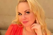 Lesley-Ann Poppe doet geen enkele moeite om haar twee 'snoepjes' te verbergen (foto's)