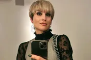 Vlaamse journaliste / presentatrice Annemie Ramaekers bouwt zandkasteeltjes in bikini (foto's)