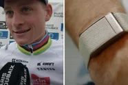 Details bepalen succes: wat is het mysterieuze witte bandje rond de pols van Mathieu van der Poel?