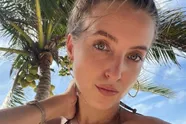 Vlaams bommetje Lenthe Stevens probeert wat setjes van de bikinilijn van haar zus (foto's)