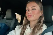 Koersbeauty Puck Moonen geeft haar huis een likje verf en doet dat... in bikini (foto's)
