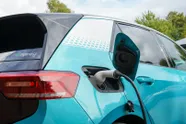 Slecht nieuws voor eigenaars van elektrische wagen: fikse regenval beïnvloedt rijbereik