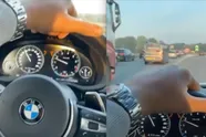 BMW-bestuurder toont vol trots hoe hij de pechstrook neemt en file van een uurtje even overslaat
