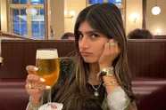 Mia Khalifa die gezellig met haar poes speelt, daar ben je toch even niet goed van (video)