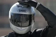 Waarom je maar beter uit je doppen kijkt wanneer een motorrijder op zijn helm tikt