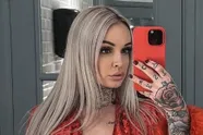 Pommeline Tillière zit op tram 3 en viert dat met een lichtjes gepeperde fotoshoot