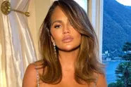 Chrissy Teigen zoekt op Instagram het randje op met foto's in een doorschijnende jurk