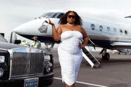 Zangeres Lizzo laat 'ze' gezellig schudden in promo-filmpje voor haar eigen badpakkencollectie (video)