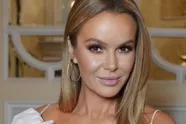 Amanda Holden (53), de Britse Karen Damen,  laat ze lekker schudden in Baywatch-filmpje